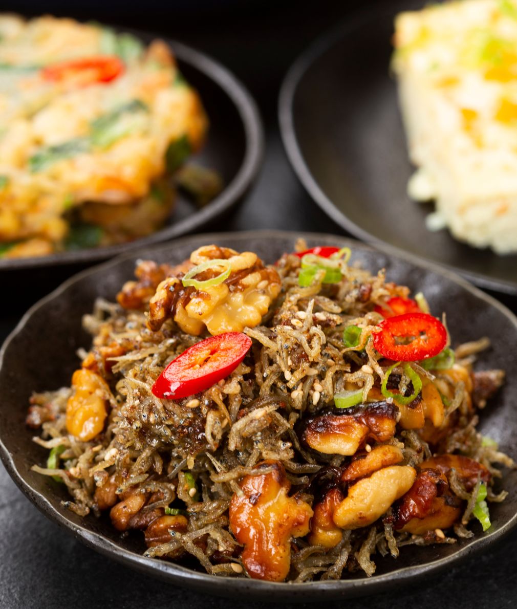 Myeolchi Bokkeum (Stir-fried Anchovies walnuts) 지리멸치 호두볶음 140g