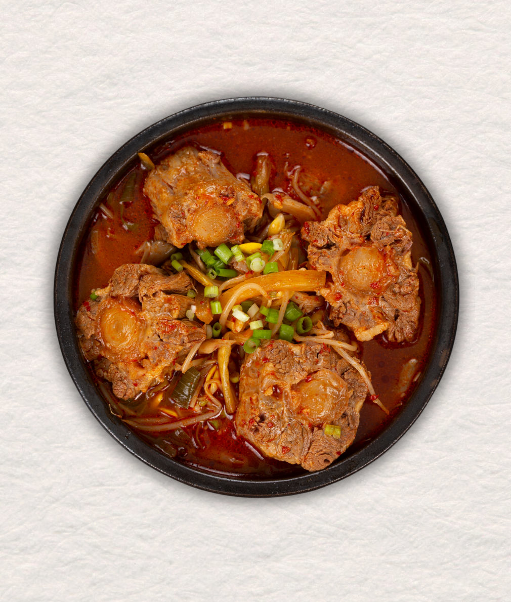 Sokkoli Yukgaejang (Spicy Oxtail Vegetable Stew) 소꼬리 육계장 - Kmeals