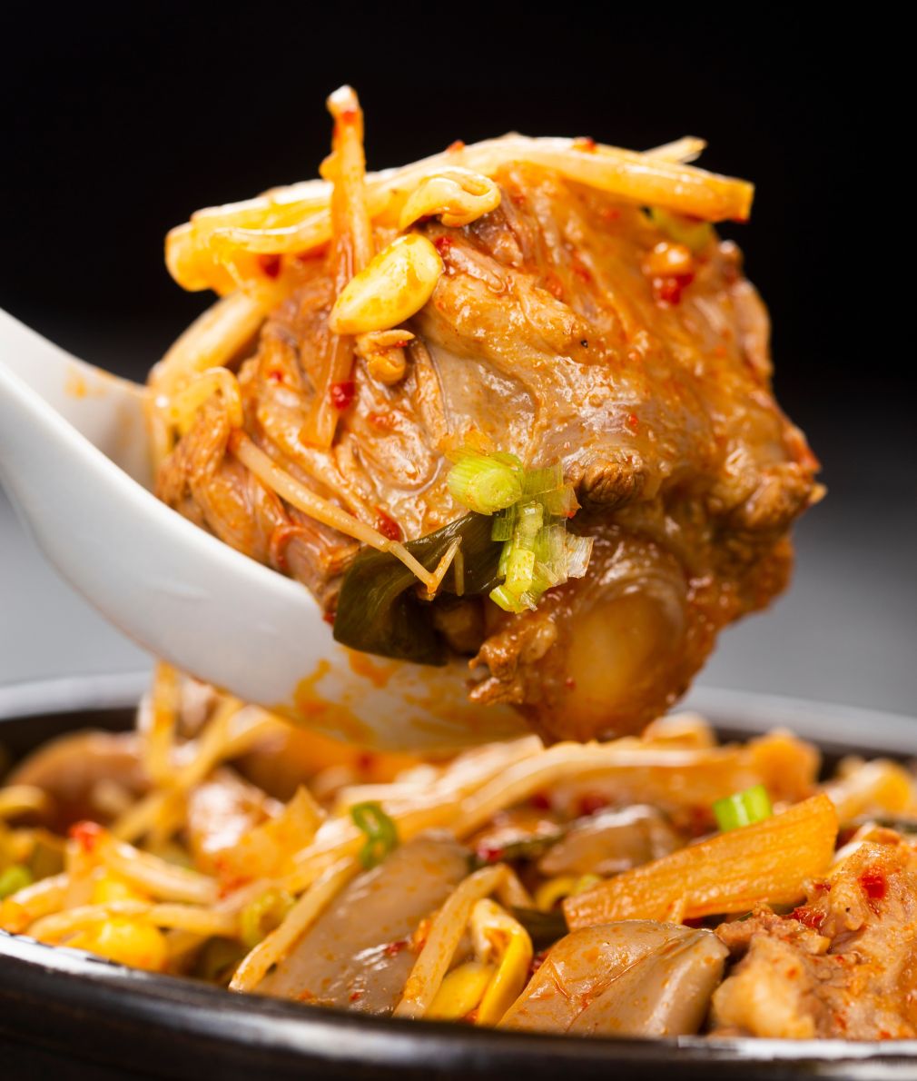 Sokkoli Yukgaejang (Spicy Oxtail Vegetable Stew) 소꼬리 육계장 - Kmeals